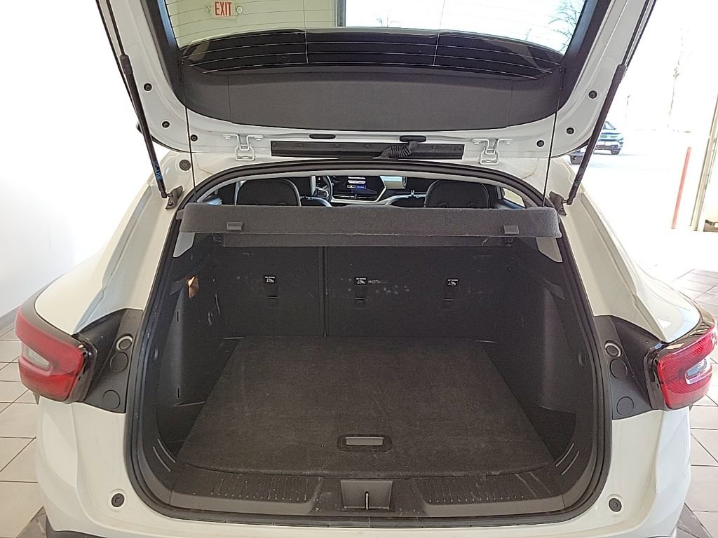 Used 2025 Chevrolet Trax LT w/ LT Convenience Package image 13