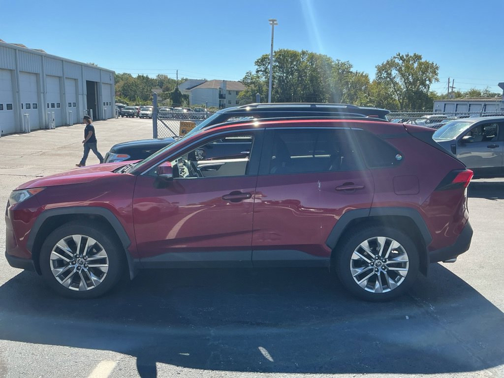 Used 2019 Toyota RAV4 XLE Premium FWD image 7