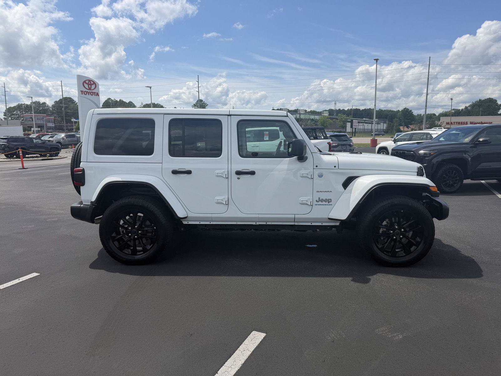 Used 2024 Jeep Wrangler Unlimited Sahara AWD/4WD image 8