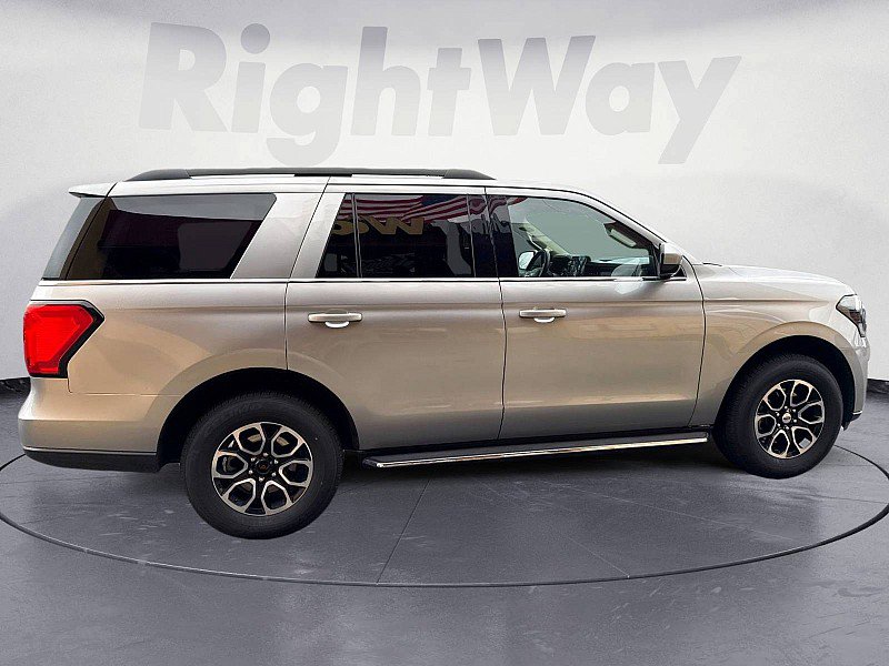 Used 2023 Ford Expedition XLT image 6