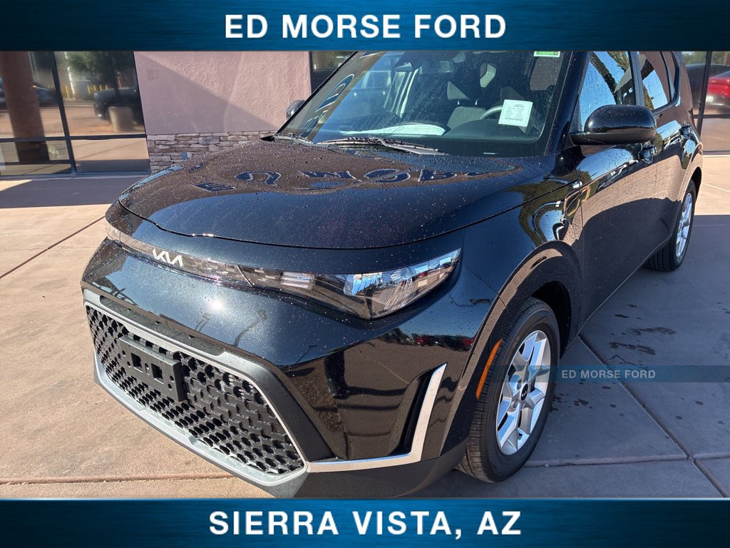 Used 2025 Kia Soul LX FWD image 2