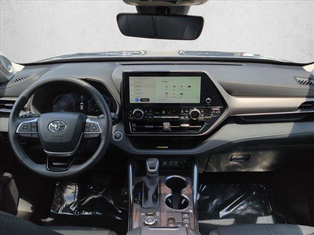 Used 2024 Toyota Highlander Limited AWD/4WD image 18