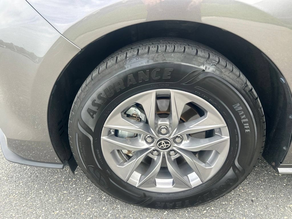 Certified 2022 Toyota Sienna XLE w/ XLE Plus Package FWD image 29