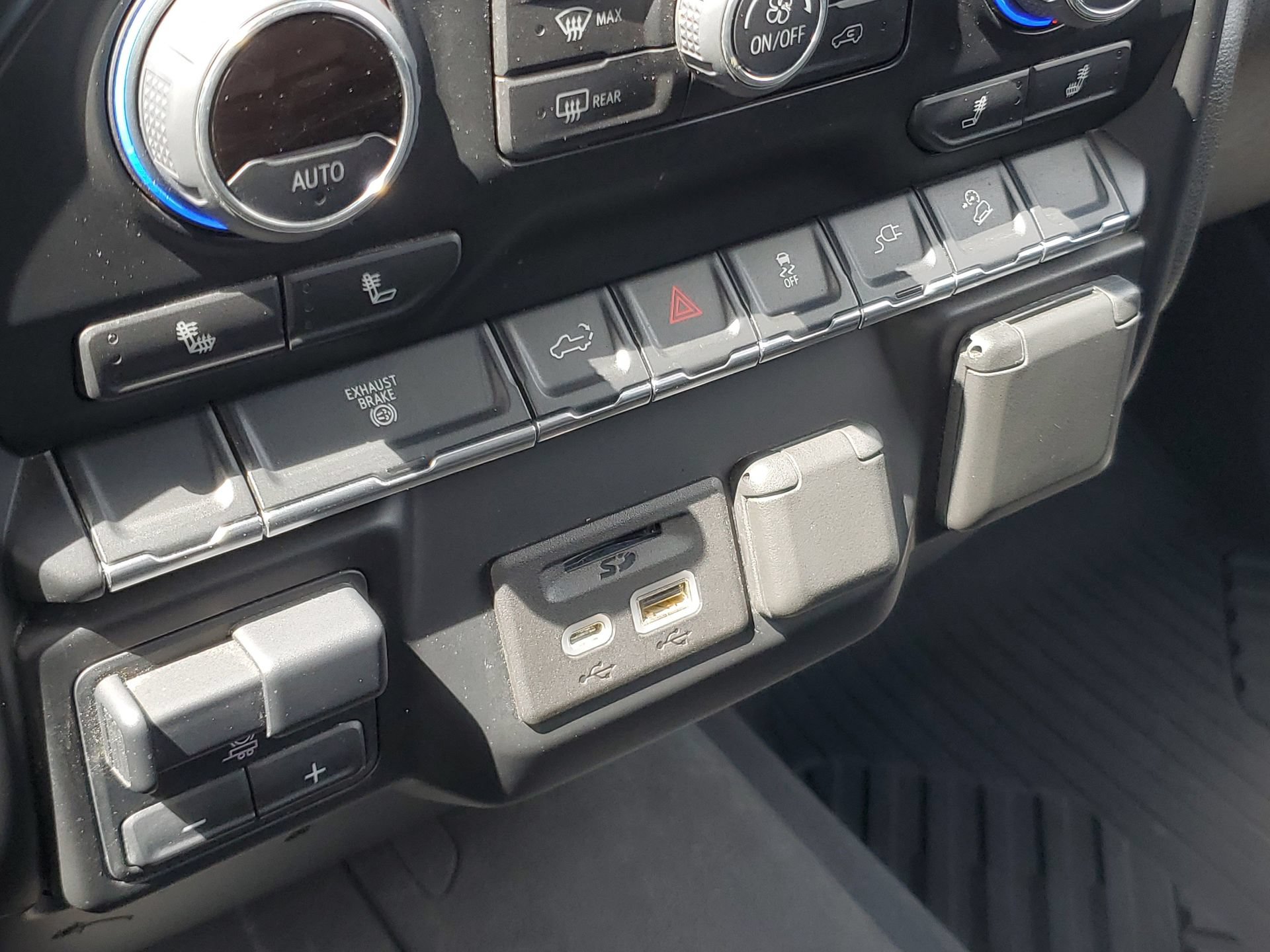 Used 2022 Chevrolet Silverado 3500 LTZ AWD/4WD image 28