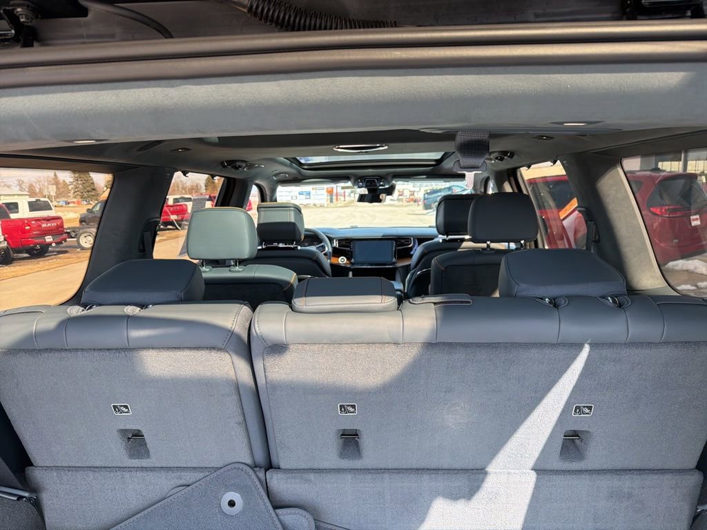 Used 2023 Jeep Grand Wagoneer Series III image 10