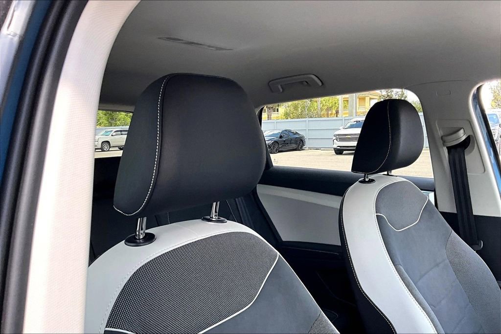 Used 2025 Volkswagen Taos SE image 22