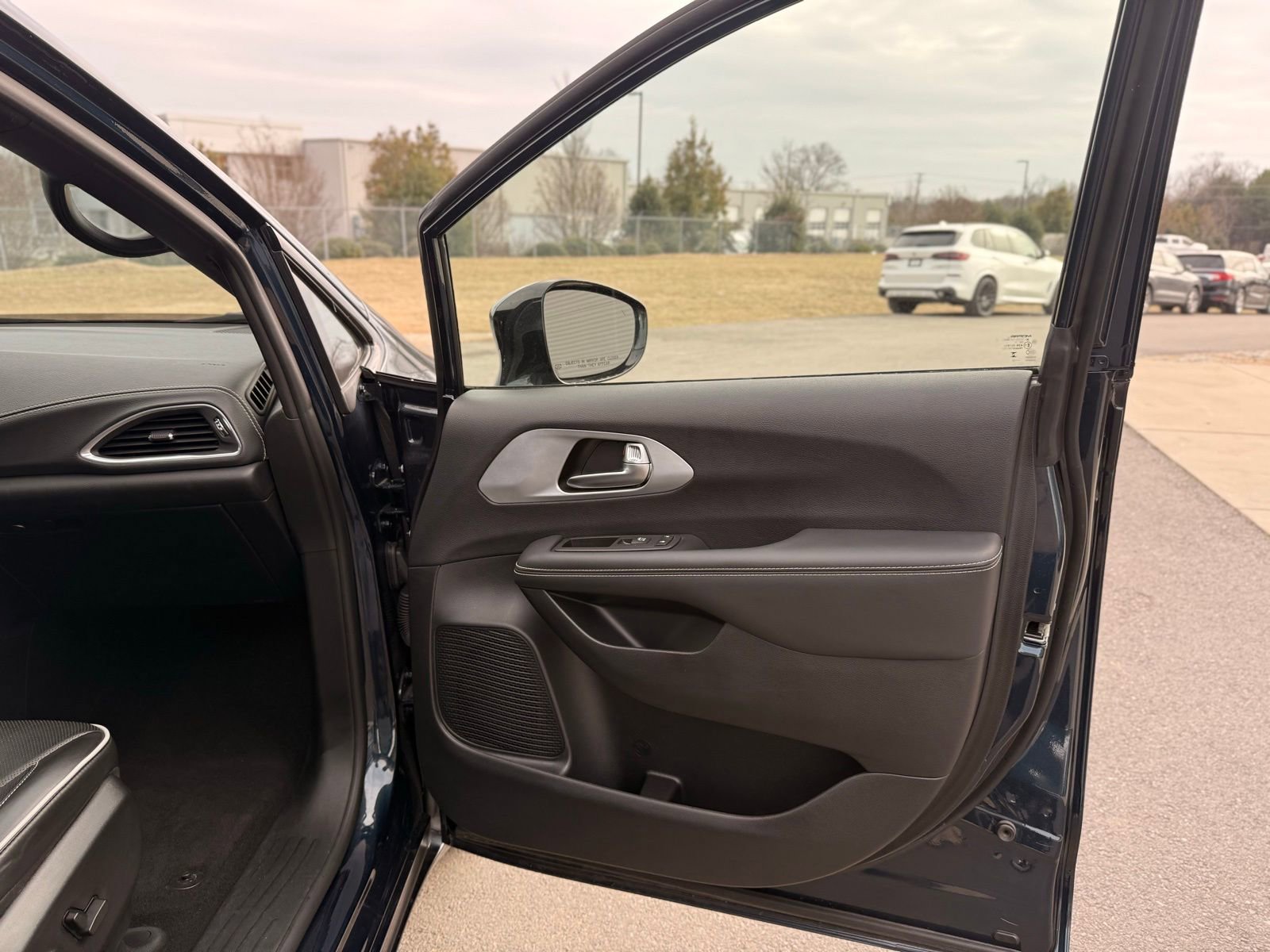 Used 2025 Chrysler Pacifica Limited image 23