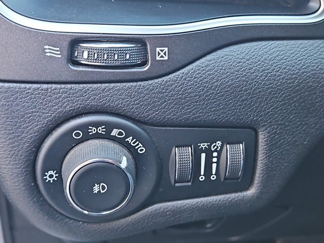 Used 2019 Jeep Cherokee Trailhawk w/ Cold Weather Group AWD/4WD image 16