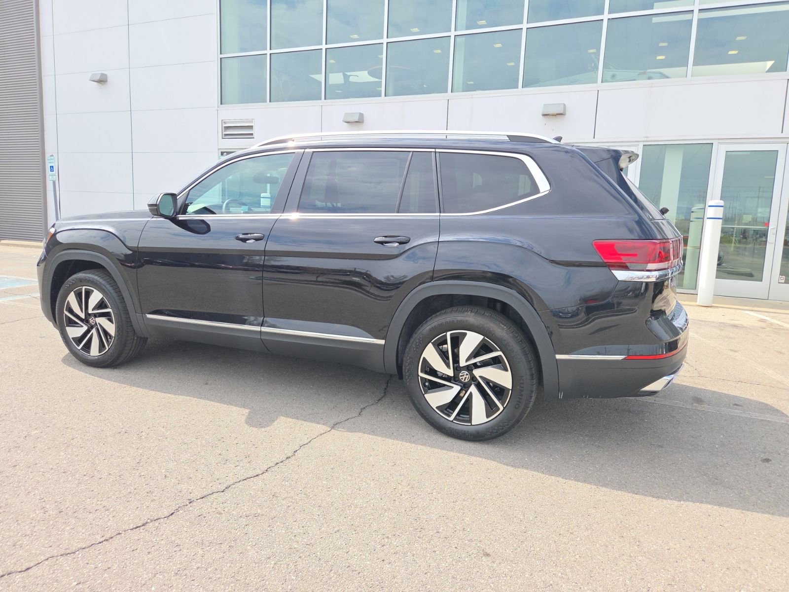 New 2026 Volkswagen Atlas SEL image 10