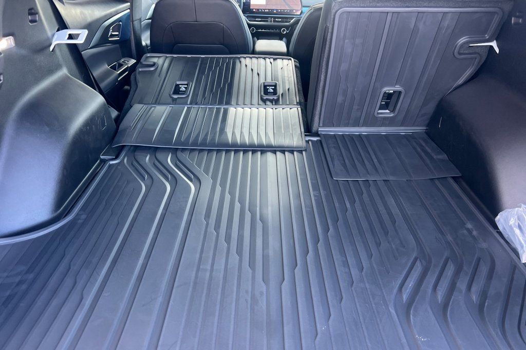 New 2026 Chevrolet Equinox EV LT image 12