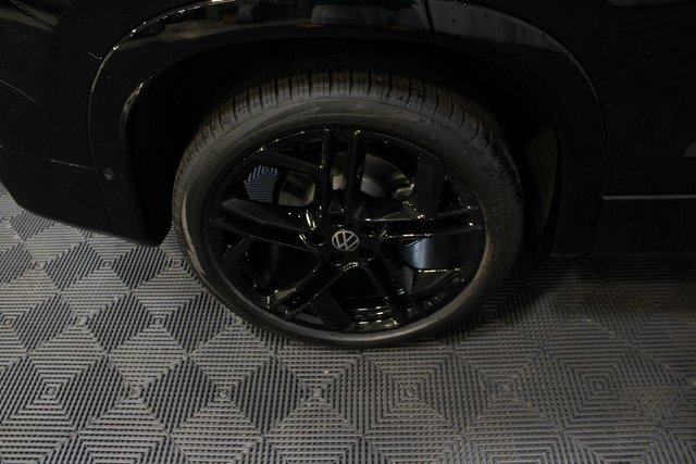 New 2025 Volkswagen Tiguan SE R-Line image 25