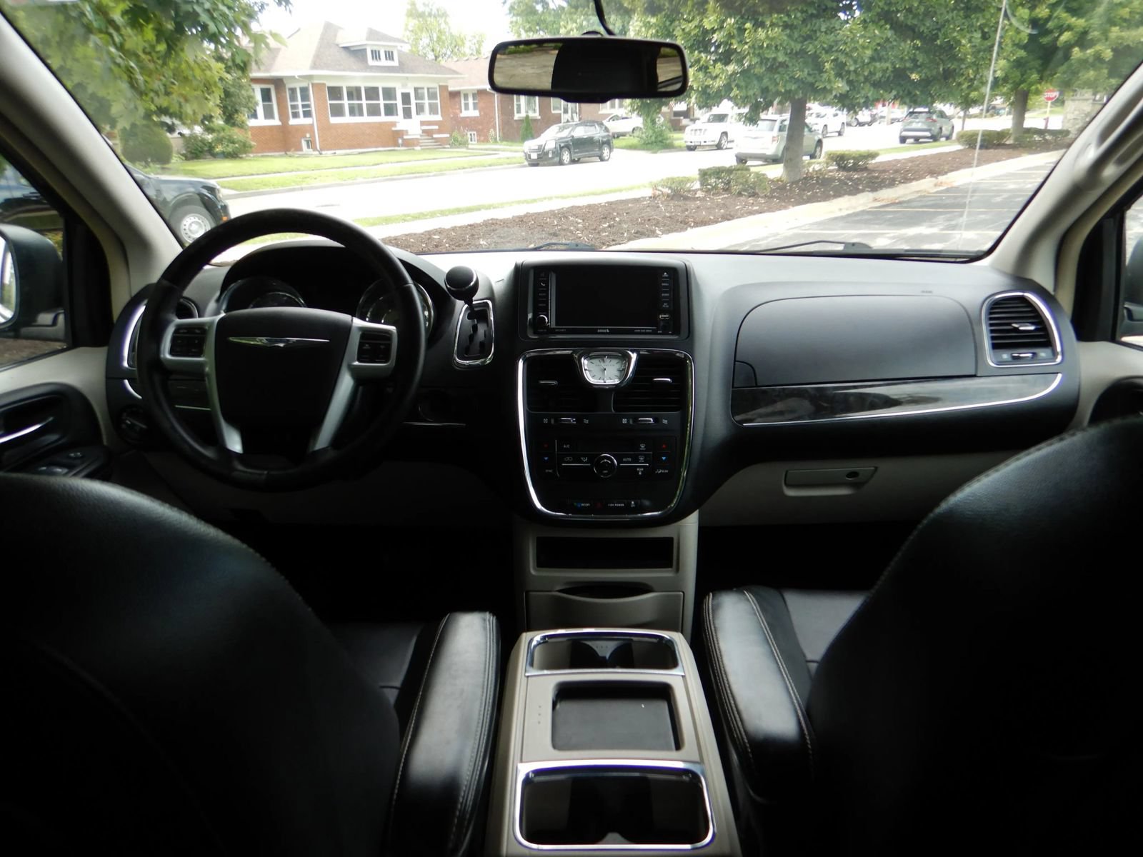 Used 2014 Chrysler Town & Country Touring FWD image 16