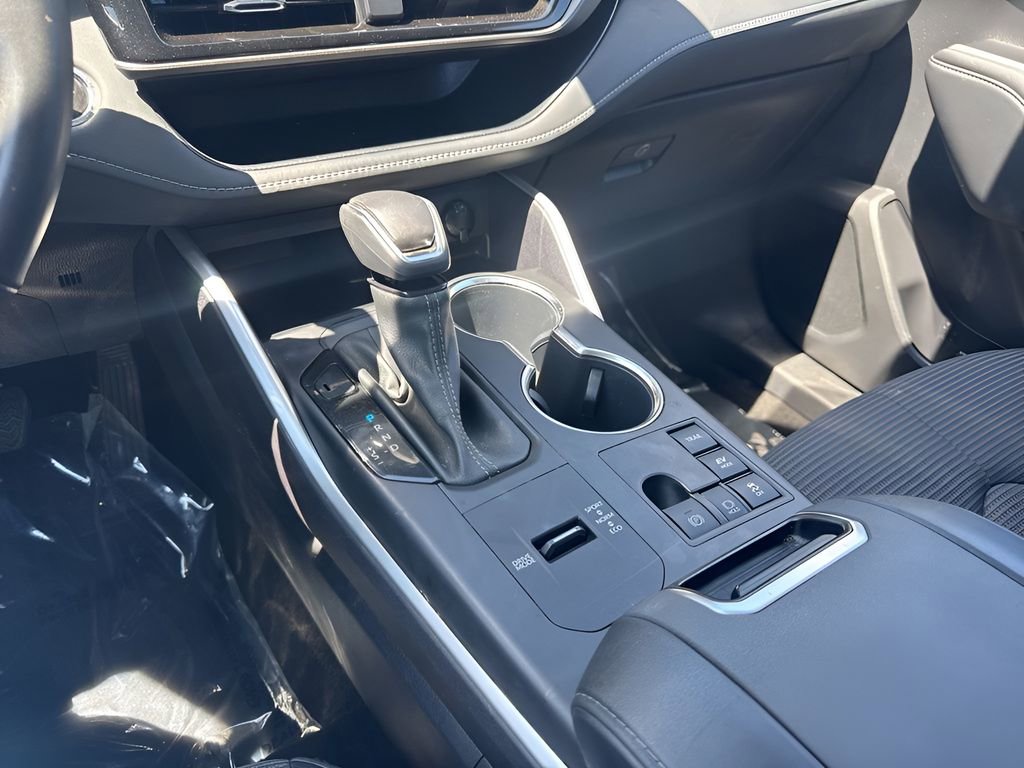 Used 2023 Toyota Highlander LE image 16