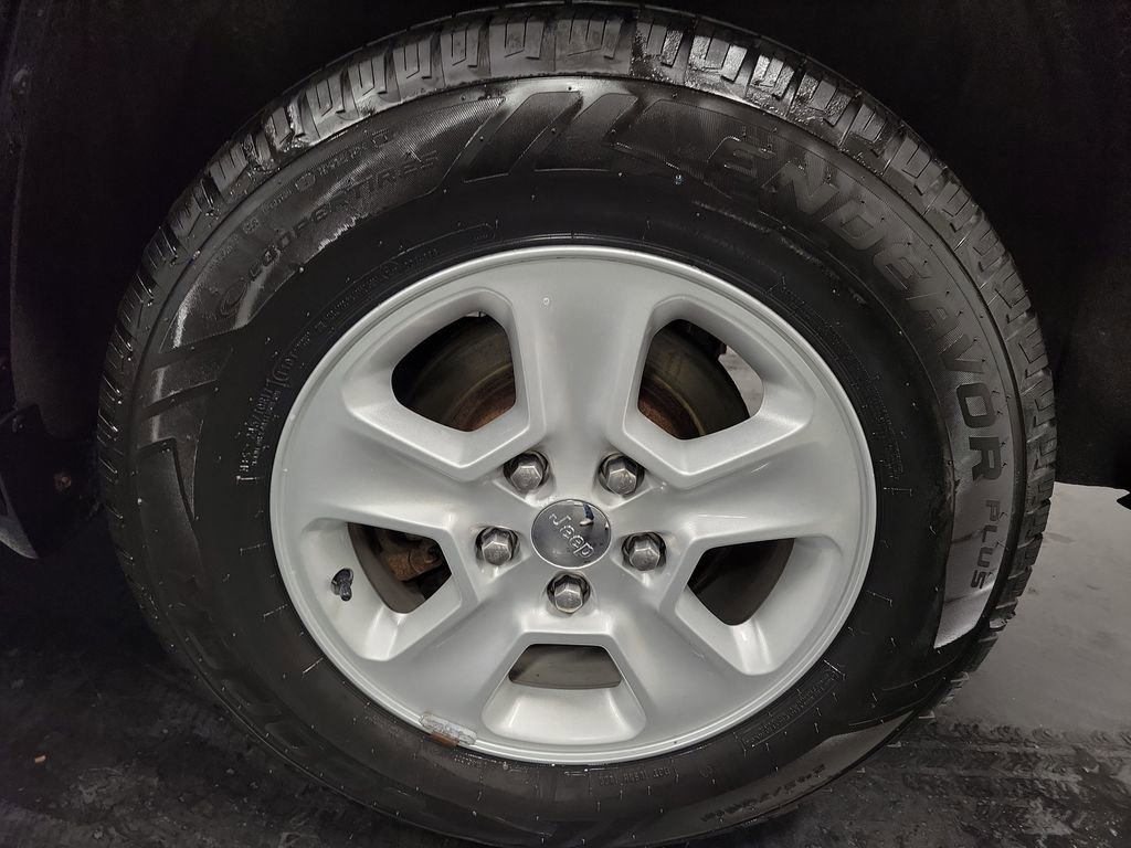 Used 2017 Jeep Grand Cherokee Laredo w/ Quick Order Package 23E image 11