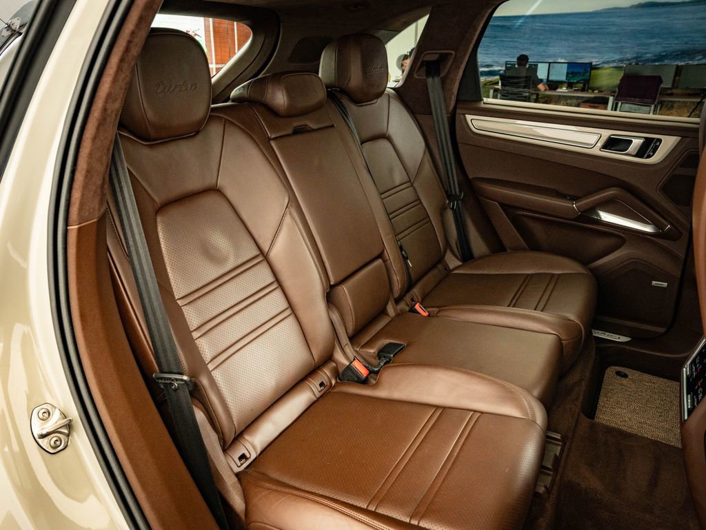 Certified 2021 Porsche Cayenne Turbo AWD/4WD image 33