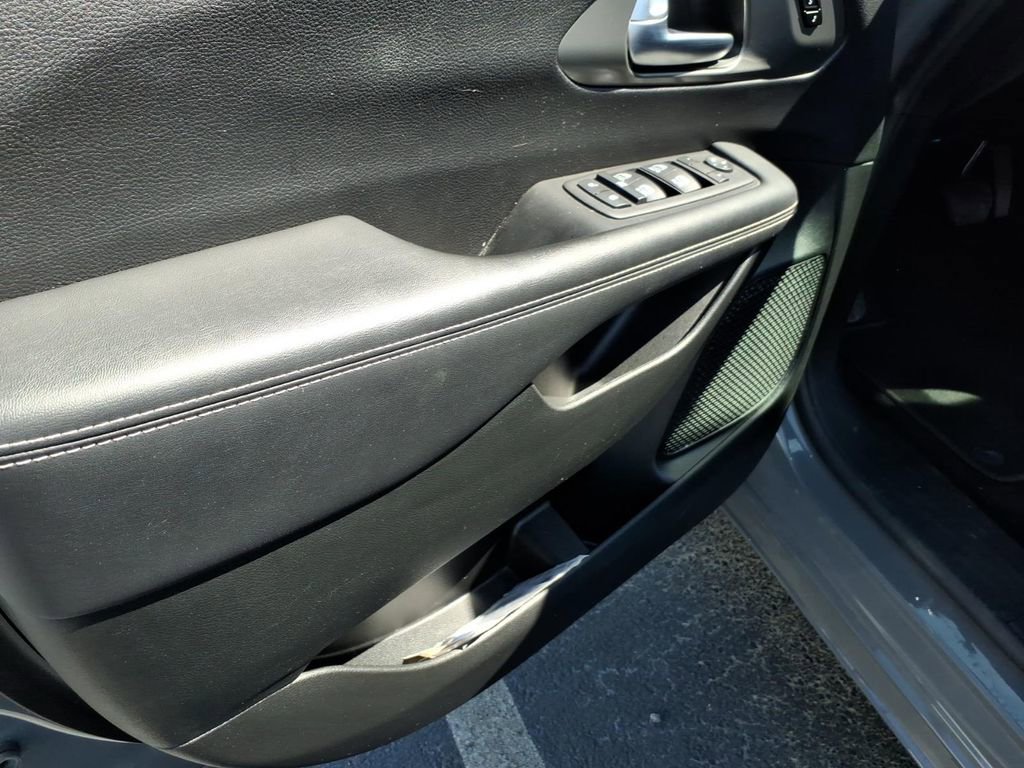 Used 2025 Chrysler Pacifica Select image 10