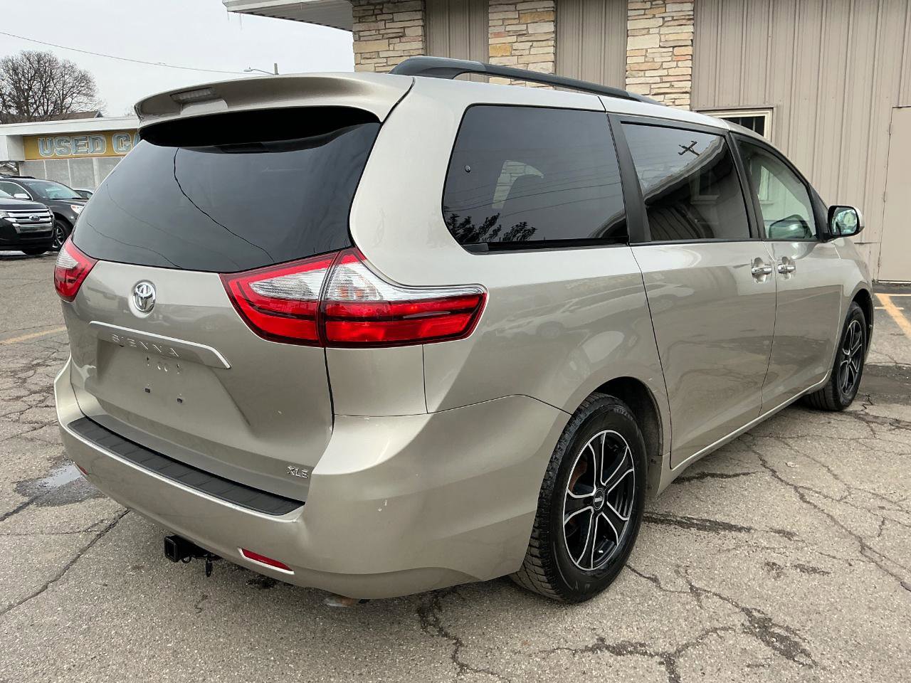 Used 2015 Toyota Sienna XLE FWD image 3