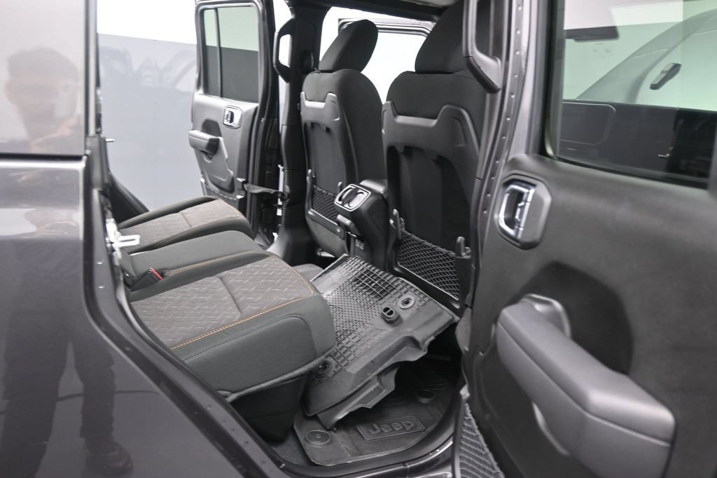 Used 2025 Jeep Gladiator Mojave w/ Convenience Group AWD/4WD image 18