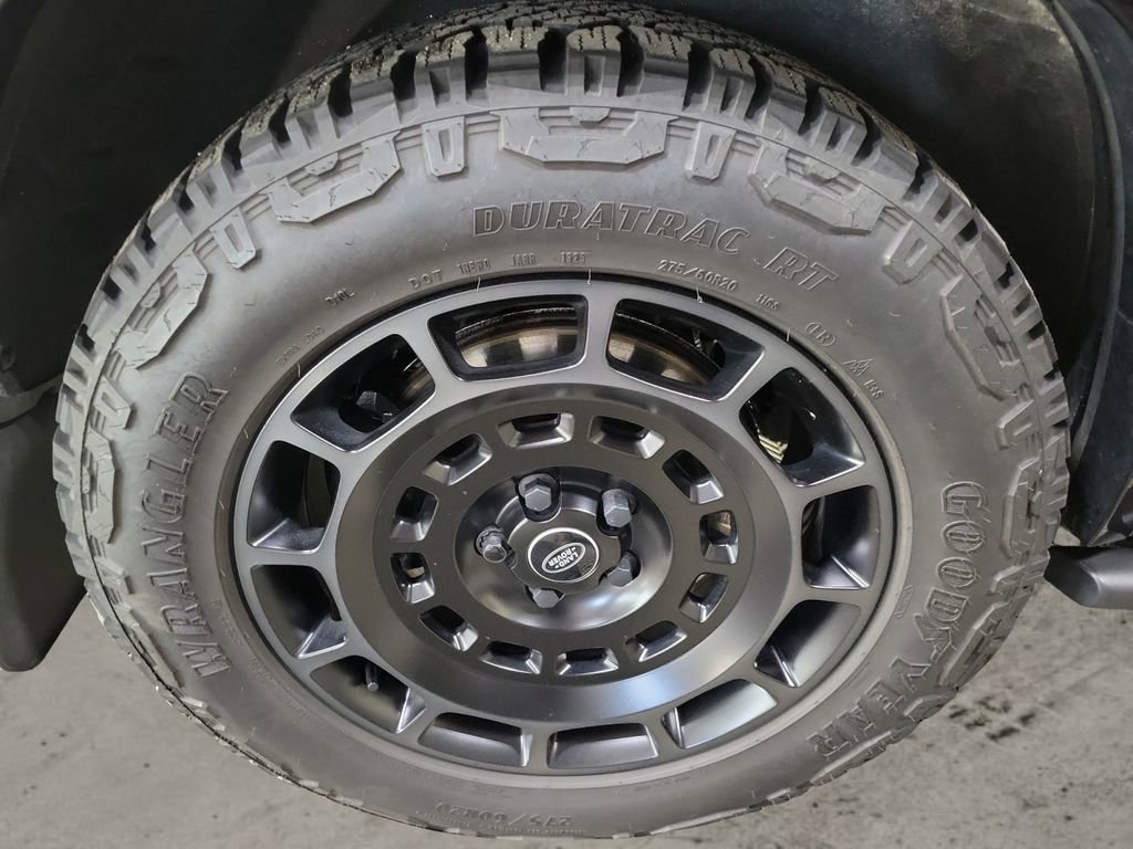 Used 2025 Land Rover Defender 110 image 12