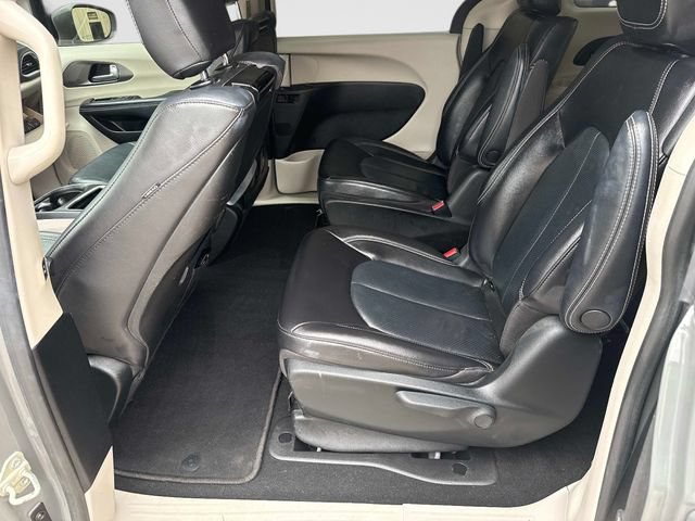 Used 2022 Chrysler Pacifica Touring-L w/ Uconnect Theater Family Group FWD image 16