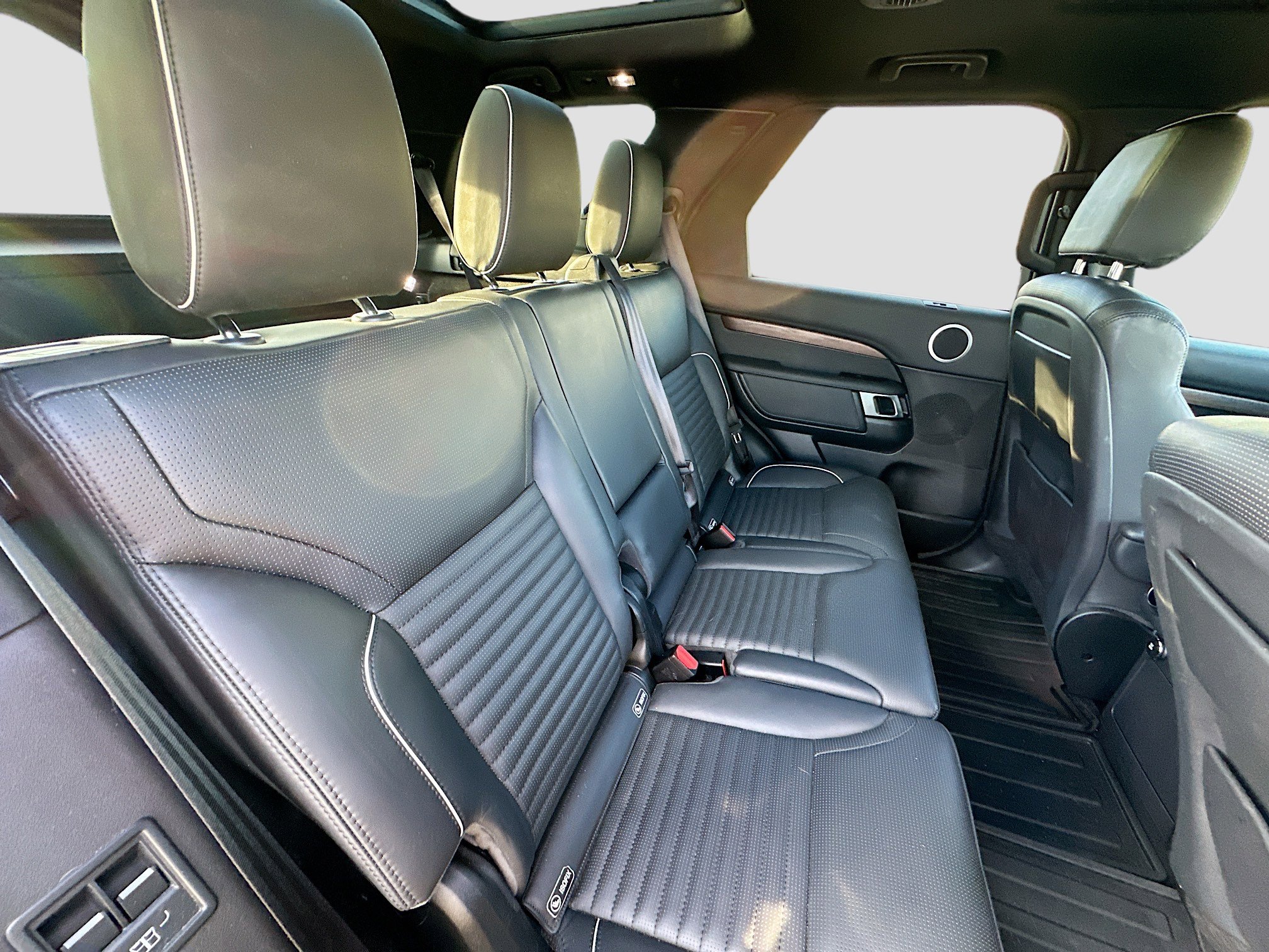 Used 2019 Land Rover Discovery HSE image 30