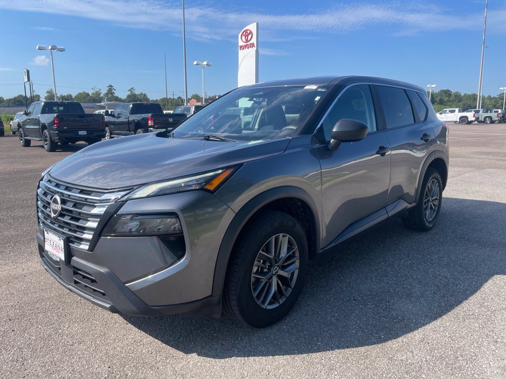Used 2024 Nissan Rogue S FWD image 3