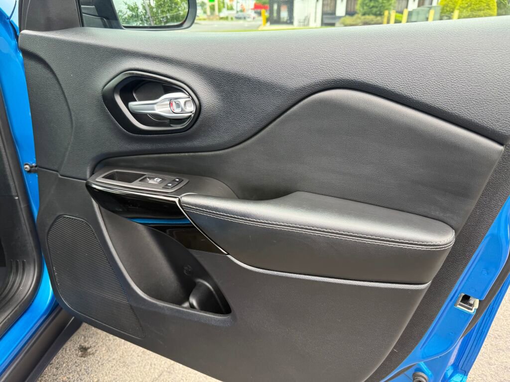 Used 2023 Jeep Cherokee Altitude Lux image 29