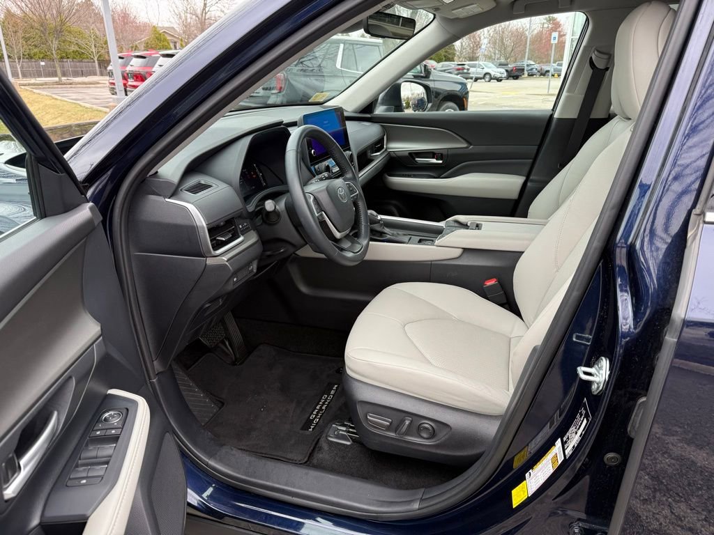 Used 2024 Toyota Grand Highlander AWD image 13