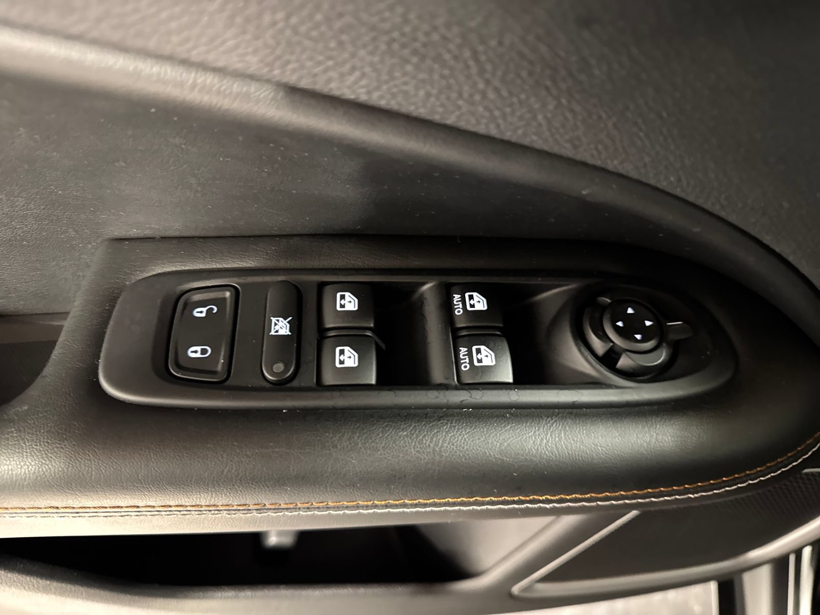 Used 2018 Jeep Compass Sport w/ Cold Weather Group AWD/4WD image 18