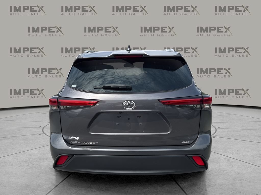 Used 2022 Toyota Highlander XLE FWD image 4