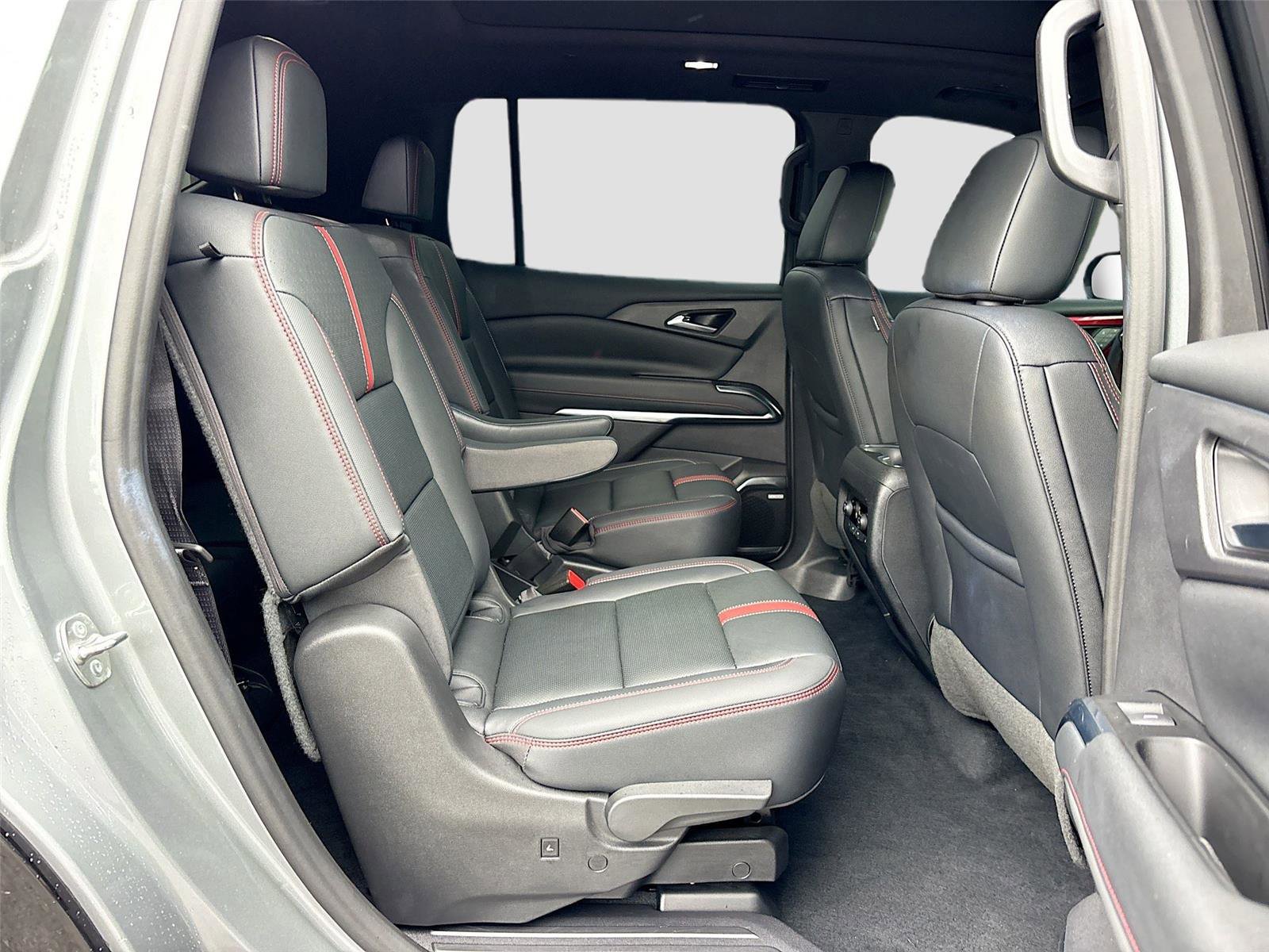 Used 2024 Chevrolet Traverse RS image 33