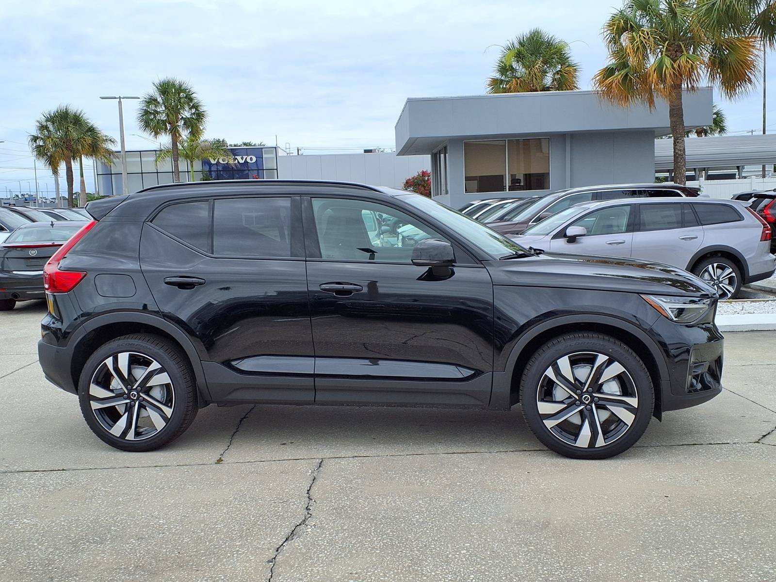 New 2026 Volvo XC40 B5 Plus w/ Climate Package AWD/4WD image 8