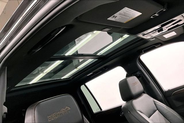 Used 2024 Chevrolet Suburban High Country AWD/4WD image 21