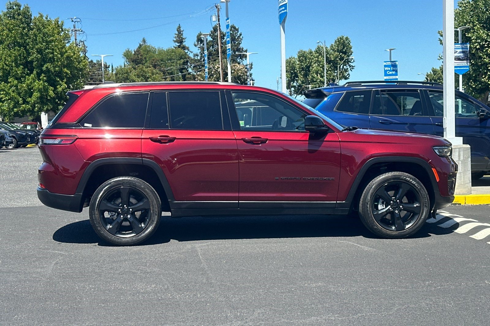 Used 2023 Jeep Grand Cherokee Altitude AWD/4WD image 7