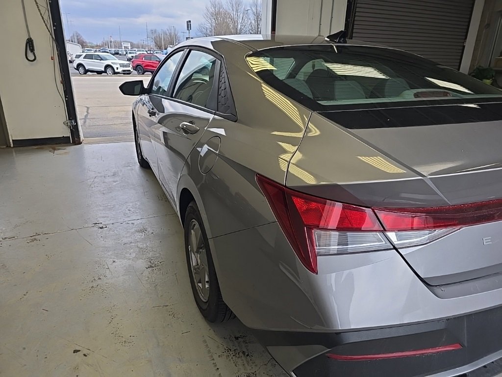 Used 2025 Hyundai Elantra SE image 3