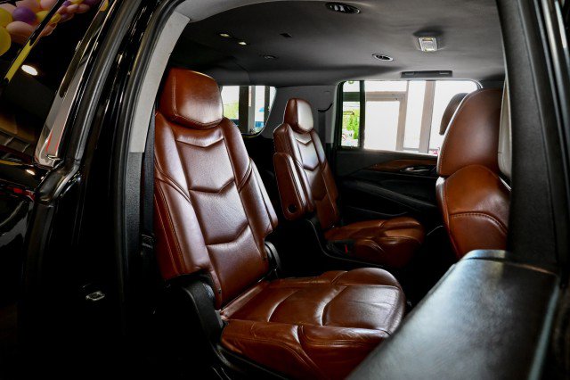 Used 2018 Cadillac Escalade ESV Luxury AWD/4WD image 25