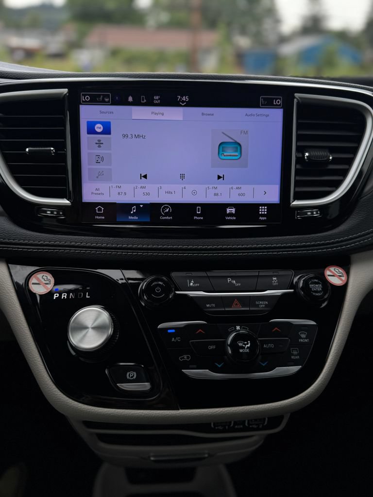 Used 2023 Chrysler Pacifica Touring-L FWD image 17