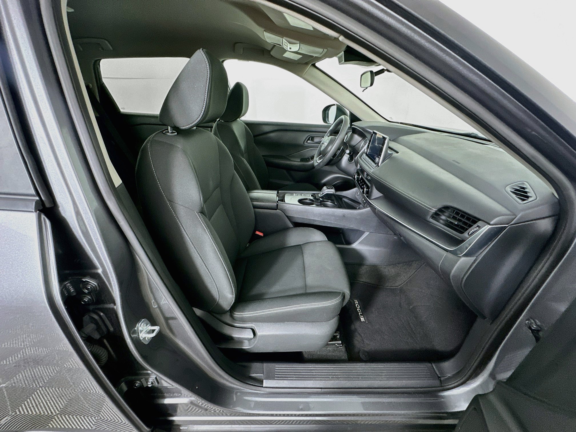 Used 2024 Nissan Rogue S FWD image 32