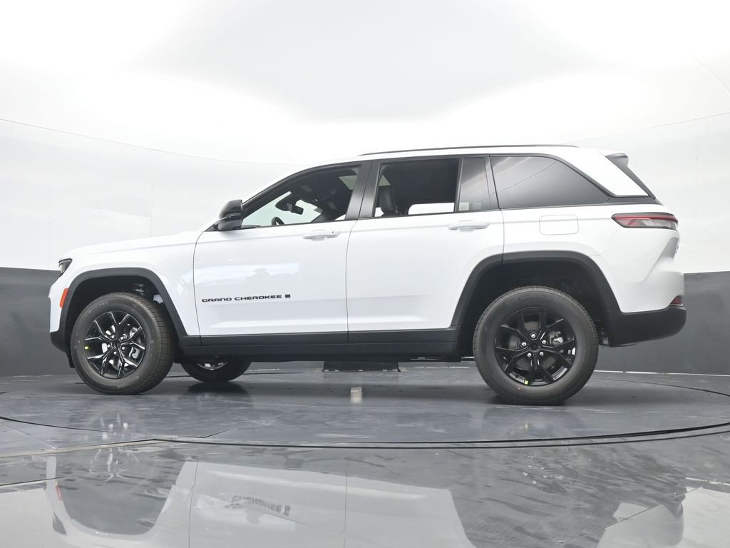 Used 2025 Jeep Grand Cherokee Altitude image 51