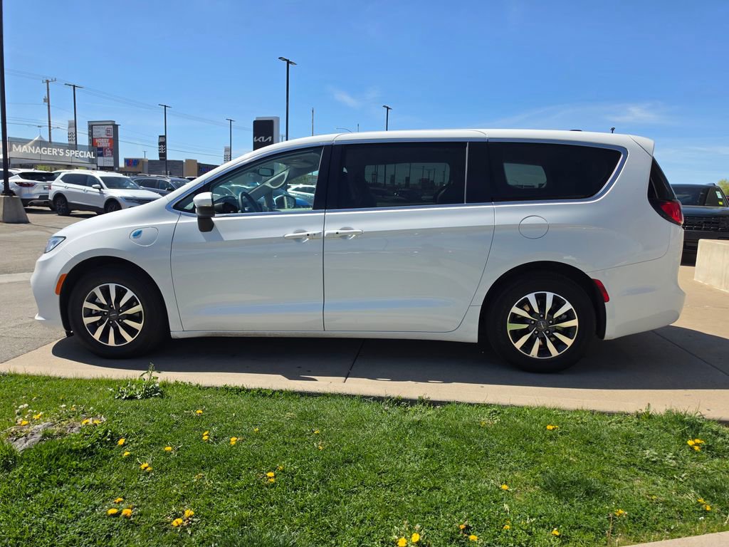 Used 2023 Chrysler Pacifica Touring-L image 8