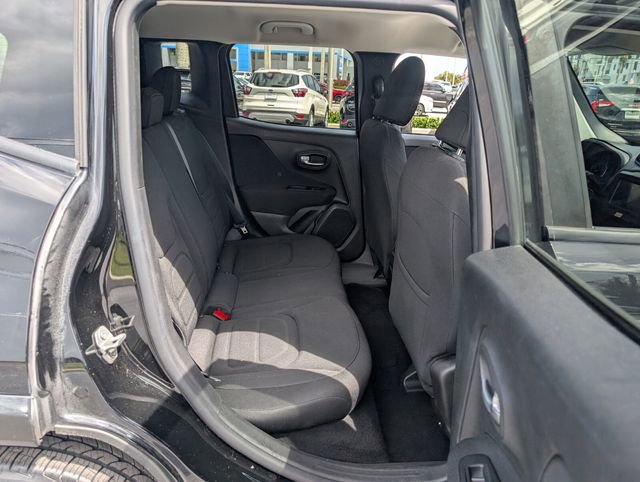 Used 2019 Jeep Renegade Latitude FWD image 18