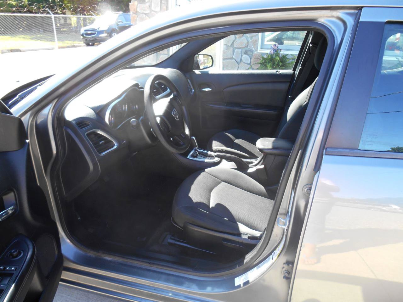 Used 2013 Dodge Avenger SE FWD image 2