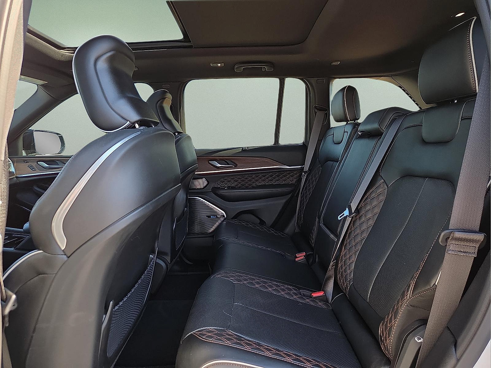 Used 2023 Jeep Grand Cherokee Summit w/ Adv Protech Group IV AWD/4WD image 10