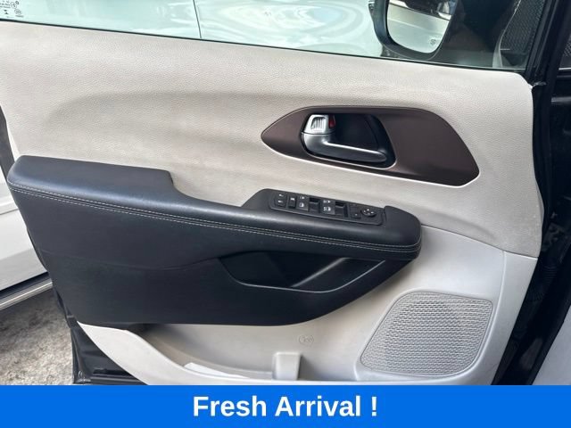 Used 2023 Chrysler Voyager LX FWD image 11