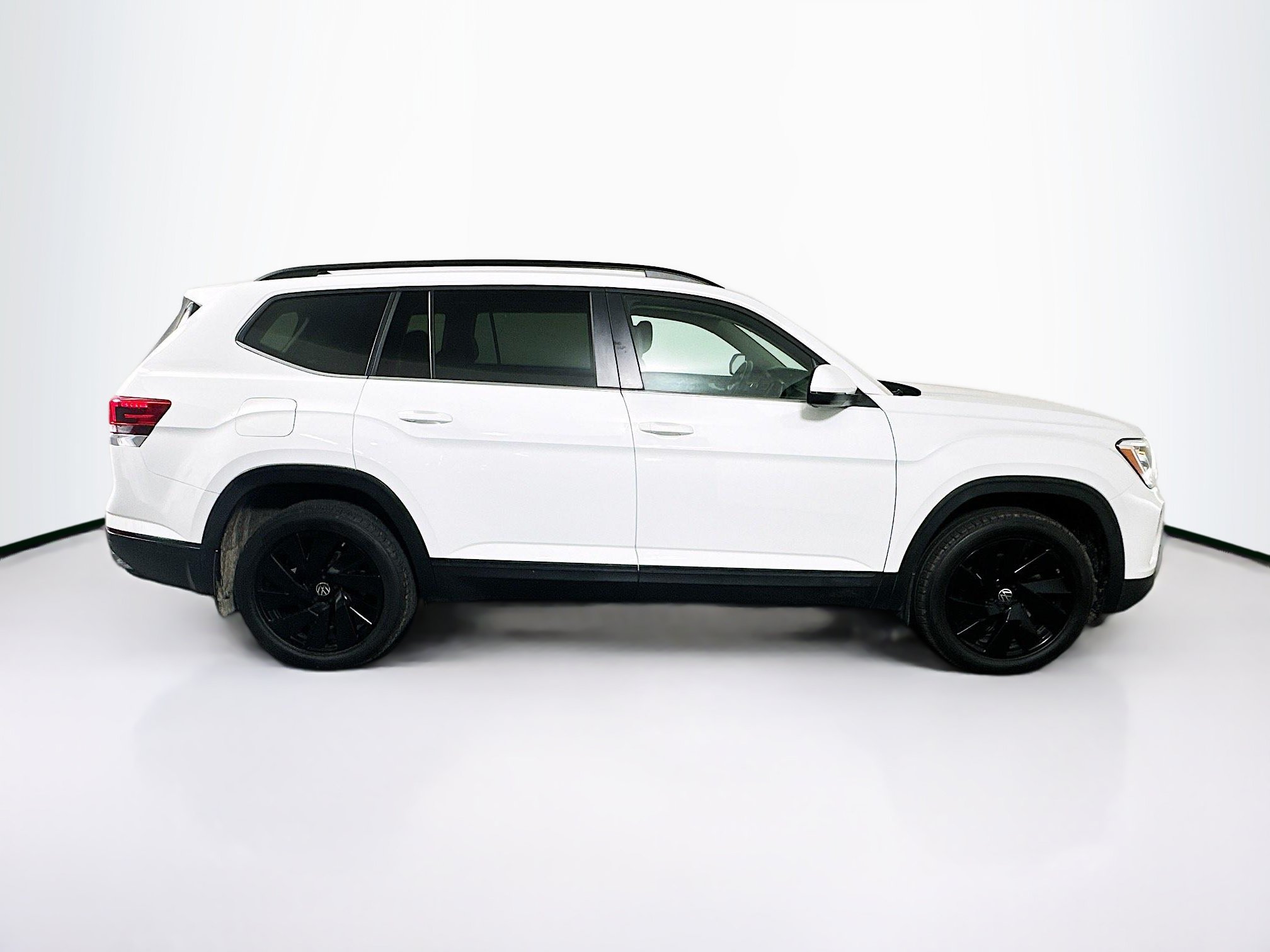Used 2024 Volkswagen Atlas SE w/ Black Wheel Package FWD image 10