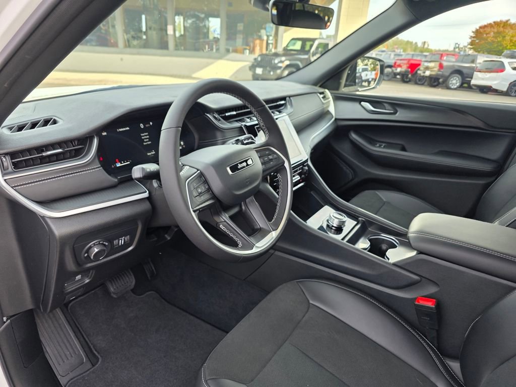 New 2025 Jeep Grand Cherokee Altitude AWD/4WD image 10