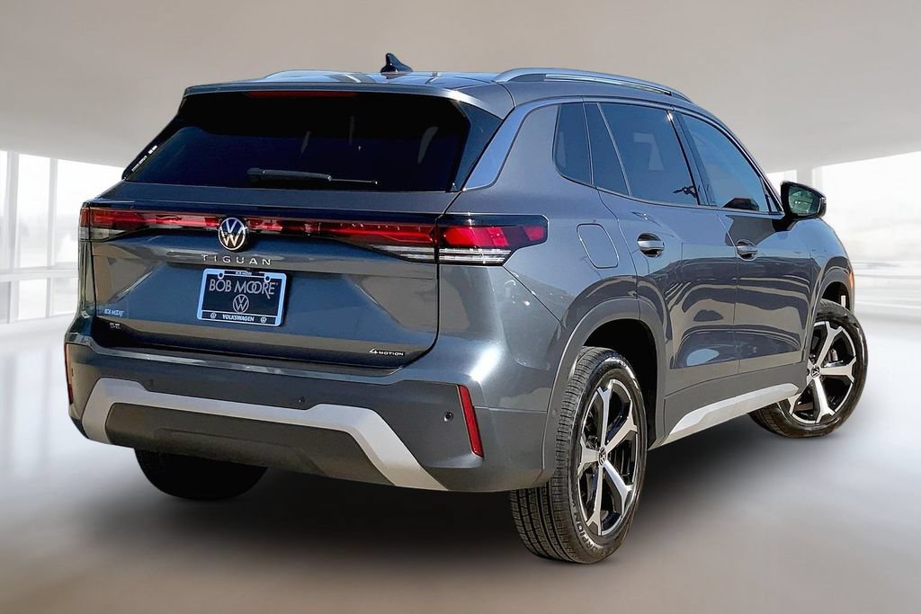 Used 2025 Volkswagen Tiguan SE AWD/4WD image 2
