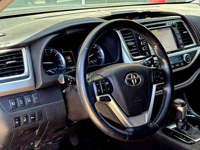 Used 2017 Toyota Highlander Limited Platinum w/ Carpet Mat Package image 12