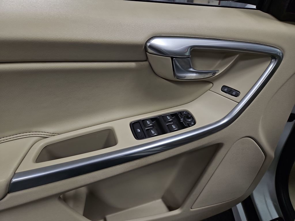 Used 2016 Volvo XC60 T6 image 14