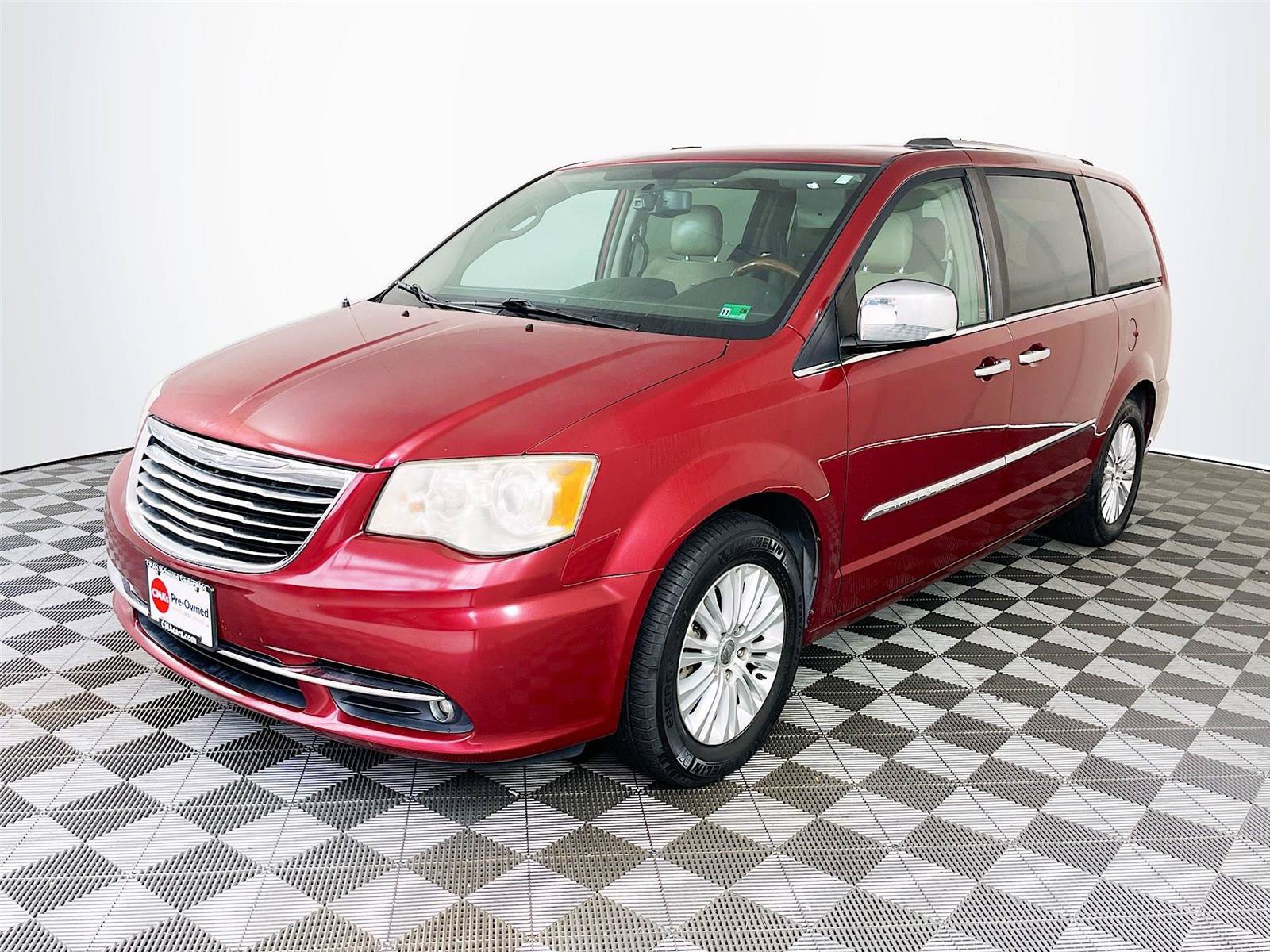Used 2014 Chrysler Town & Country Limited w/ Luxury Group FWD image 3